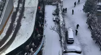 Karlı kaplı yollarda yürüyen vatandaşların karla imtihahı