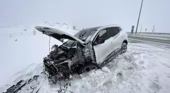 Kayseri'de otomobil refüje çarptı: 3 yaralı