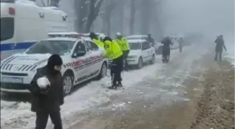Kızak festivalinde jandarma ile çocukların kar topu savaşı