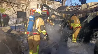 Konteyner çarşıda yangın: 3 konteyner ile 3 araç kül oldu