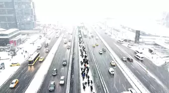 Lapa lapa kar yağan Bahçelievler havadan görüntülendi