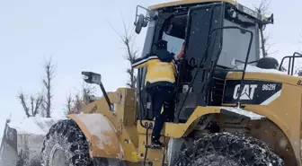 Kar yağışı nedeniyle kapanan yolda hasta evine iş makinesi ile ulaştırıldı