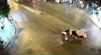 Motosikletli kaputa yapıştı, otomobil motosikletlinin üstünden geçti