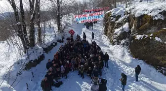 Ordu'da yaklaşık 100 kişinin tek sıra halinde karda kayması renkli görüntüler oluşturdu