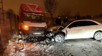 Otomobil kamyonetle kafa kafaya çarpıştı: 3 yaralı