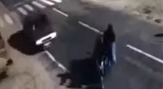 Otomobilin çarptığı üçtekerdeki anne ölürken, oğlu ağır yaralandı