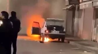 Park halindeki otomobil alev alev yandı