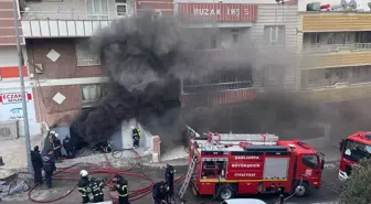 Şanlıurfa'da yatak deposunda çıkan yangına müdahale ediliyor