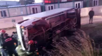 Serik'te devrilen kamyonetin sürücüsü ağır yaralandı