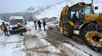 Siirt'te kar nedeniyle mahsur kalan hastalar hastaneye ulaştırıldı
