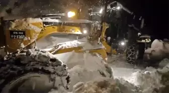 Siirt'te kardan dolayı yolda kalan aile kurtarıldı, yeni doğan bebek hastaneye ulaştırıldı