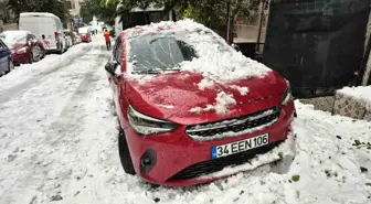Sultangazi'de çatıdan düşen kar kütlesi park halindeki otomobile zarar verdi