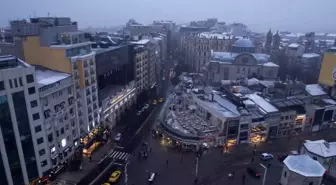 Taksim'de kar yağışı etkili oluyor