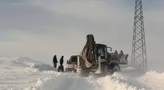 Taşlıçay'da mahsur kalan araçlar kurtarıldı