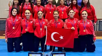 Türkiye Kadın Hokey Milli Takımı şampiyonluk kürsüsünde