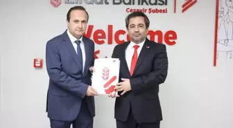 Türkiye'nin Cezayir Büyükelçisi Küçükyılmaz, Ziraat Bankası'nı ziyaret ederek resmi hesap açtı