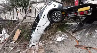 Üsküdar'da kar yağışı nedeniyle kaza: Otomobil yokuş aşağı kayarak yayaya çarptı