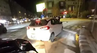 Yanlış trafik ışığına uyan sürücü araç kuyruğuna sebep oldu