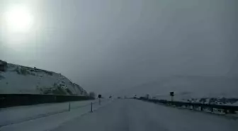 Yoğun kar ilçeyi esir aldı, Kayseri-Malatya yolu trafiğe kapatıldı