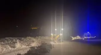 Yolu kardan kapanan köydeki hasta için ekipler seferber oldu