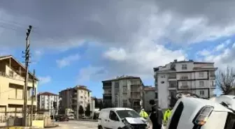Aksaray'da hafif ticari araçla otomobil çarpıştı, 2 kişi yaralandı