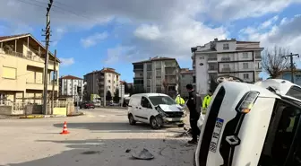 Aksaray'da hafif ticari araçla otomobil çarpıştı, 2 kişi yaralandı
