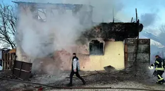 Amasya'da iki katlı ev çıkan yangında kullanılamaz hale geldi