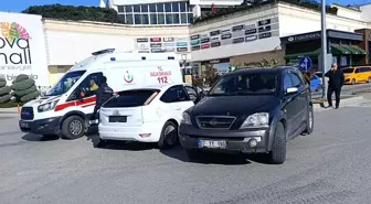 Antalya'da iki otomobilin çarpıştığı kazada aynı aileden 3 kişi yaralandı