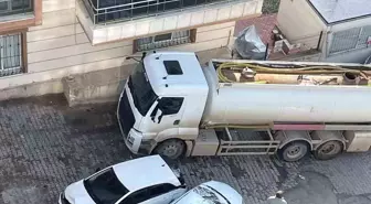 Batman'da freni boşalan akaryakıt tankeri park halindeki araçlara çarptı: 8 araç hasar gördü