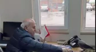 Belediye başkanı, odasına giren kargayı besledi