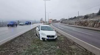 Bilecik'te lastiği patlayan otomobil orta refüje girdi: 1 yaralı