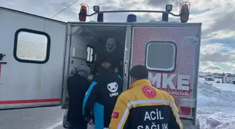 Bingöl'de yolu kardan kapanan köydeki KOAH hastası paletli ambulansla hastaneye ulaştırıldı