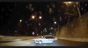 Buzlanan yolda sürücüsünün makas attığı otomobil, refüje çarptı