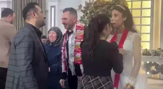 Takı töreninde şaşırtan anlar: Damada çubuk kraker taktılar