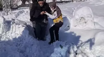 Elazığ'da ekipler yolu kardan kapanan köydeki hasta için seferber oldu