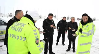 Erzincan Emniyet Müdürü Baybaba'dan kar mesaisindeki personele ziyaret