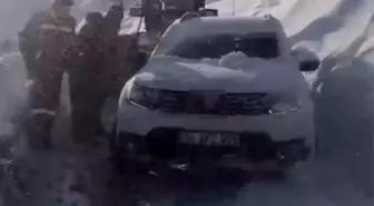 Hasta nakli yapan araç karda mahsur kaldı