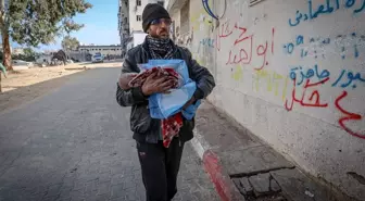 İsrail'in yakıt ve insani yardım girişini kısıtladığı Gazze'de 7 aylık bebek soğuktan öldü