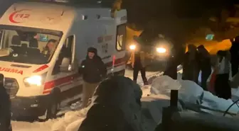 Kars'ta hasta kadın için ekipler karlı yolları aştı