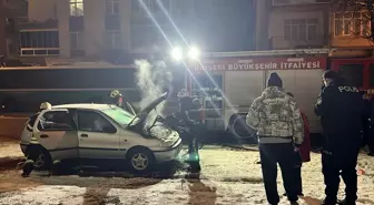 Kayseri'de park halindeki otomobil yandı