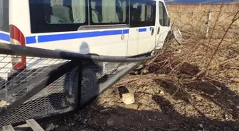 Kontrolden çıkan hafif ticari araç bahçe evinin kapısına çarparak durabildi: 1 yaralı