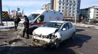 Malatya'da otomobiller çarpıştı: 2 yaralı