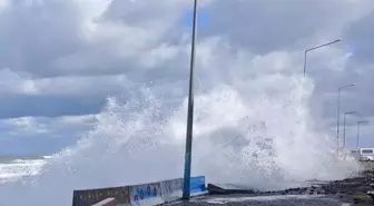 Samsun'da dalgalar sahil şeridine zarar verdi