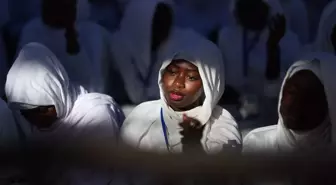 Senegal'de Layene tarikatı mensupları 'beyazlar' içinde birlik mesajı için toplandı