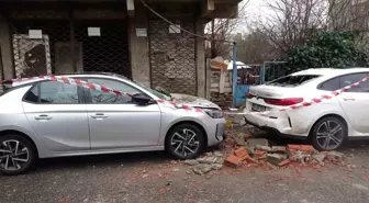 Sultanbeyli'de balkon çöktü: 2 araç hasar gördü
