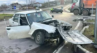 SUV araca çarpan Tofaş parçalandı: 2 yaralı