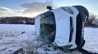 Tekeri patlayan minibüs takla attı: 4 yaralı