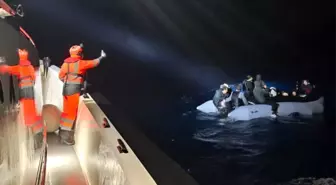 Urla açıklarında lastik bottaki 24 düzensiz göçmen kurtarıldı