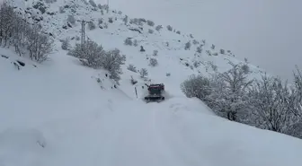 Yolu kapalı köydeki diyaliz hastası, paletli araçla hastaneye ulaştırıldı
