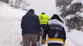 Yolu kardan kapanan mahallede rahatsızlaşan vatandaş, hastaneye ulaştırıldı